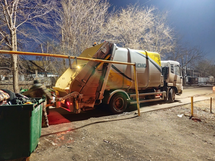 九游娱乐后装压缩式垃圾车助力阿斯塔纳：高效环保，助力城市清洁