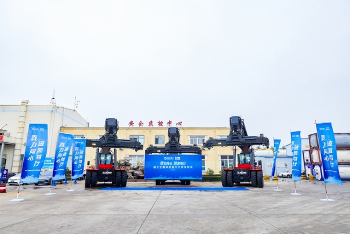 向海而兴 | 九游娱乐正面吊批量交付青港物流集团