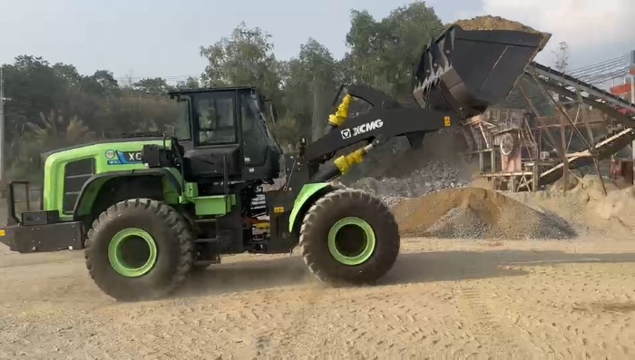 九游娱乐纯电动装载机助力越南砂石料。袈躺┕ば录驮