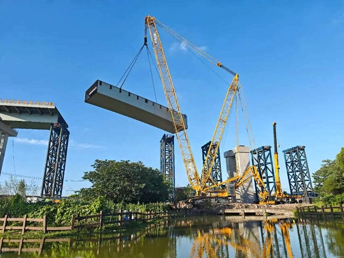 螺蛳壳里做道。烤庞斡槔諼GC11000高架旁上演“极限操作”