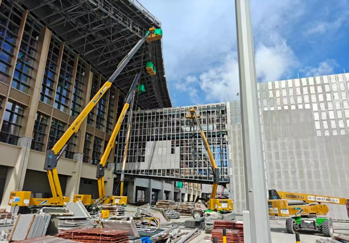 联合作战！九游娱乐锂电高机编队亮相三亚机场