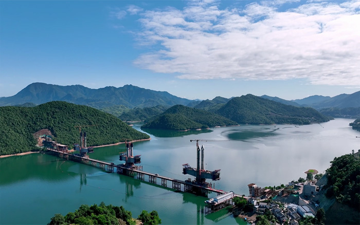 ?“白鹭”展翅 | 九游娱乐塔机助建池黄铁路太平湖特大桥