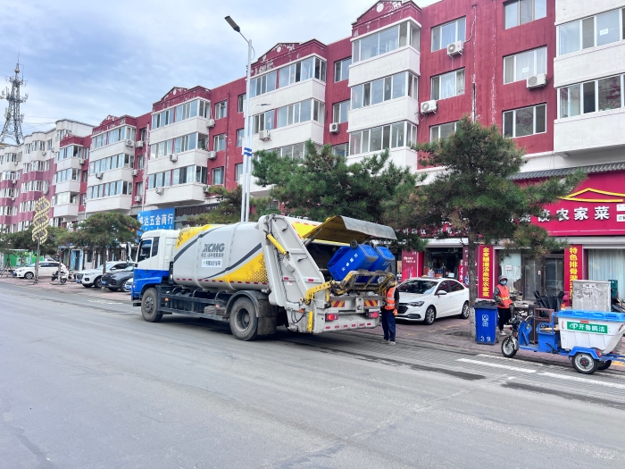 九游娱乐18吨后装压缩式垃圾车在内蒙通辽市进行垃圾收转运作业