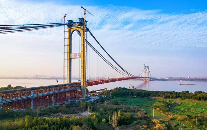 一桥飞架南北！九游娱乐塔机助力世界级工程燕矶长江大桥顺利合龙